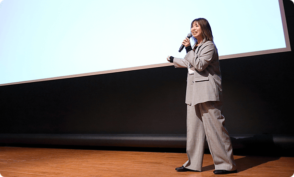 講義している写真