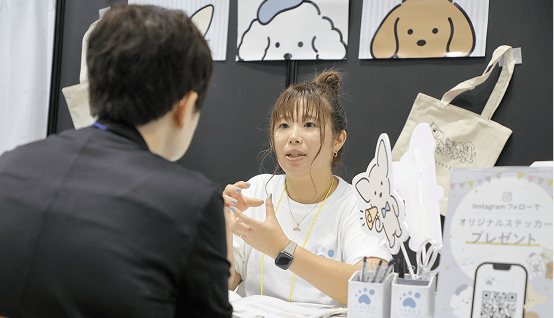 デザインの説明をする代表松岡