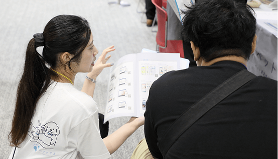 お客様に説明をしている