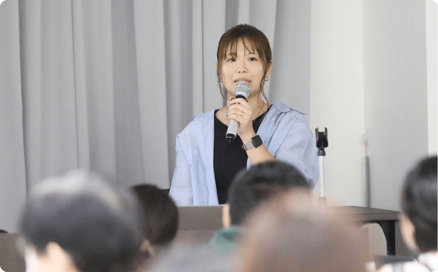 代表松岡がセミナーをしているところ